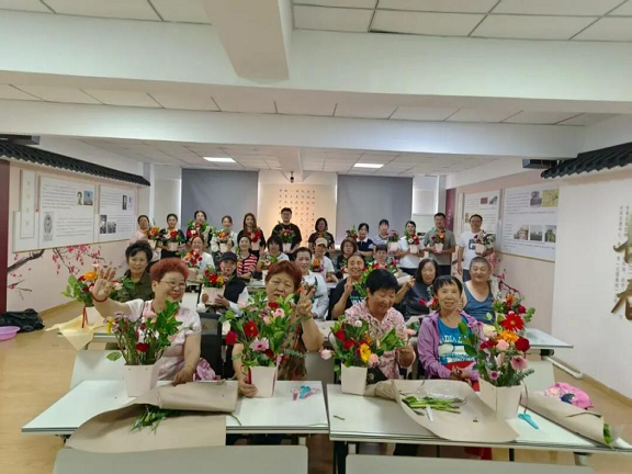 托起夕陽紅，'敬老月'暖意濃 組織文化藝術交流活動，為老年生活添色彩